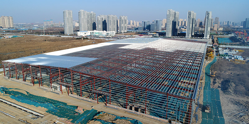 鄭鍋產業園鋼結構廠房屋面板開始安裝